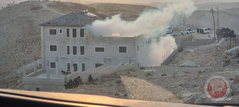 فيديو وصور- الأمن يعتقل 5 مطلوبين تحصنوا داخل منزل في مسافر بني نعيم