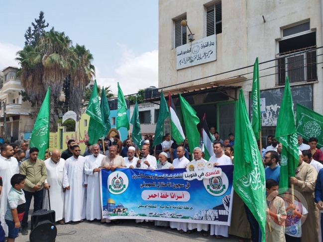 Hamas in the central province organizes a stand in solidarity with the prisoners