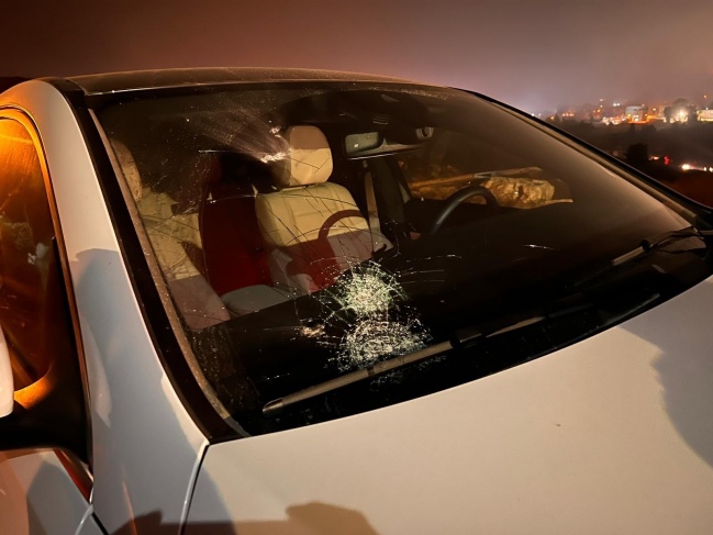 Settlers attack citizens' vehicles at the northern entrance of Al-Bireh