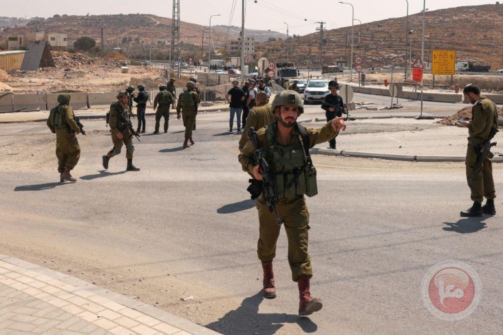 The occupation closes the roads leading to Hebron - one dead and seriously injured in a shooting