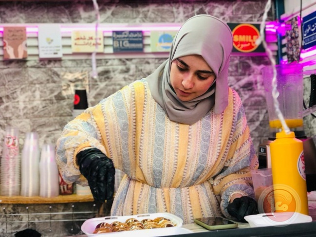 اول &quot;كشك&quot; لفتاة مخصص لبيع الحلويات والمشروبات في سلفيت