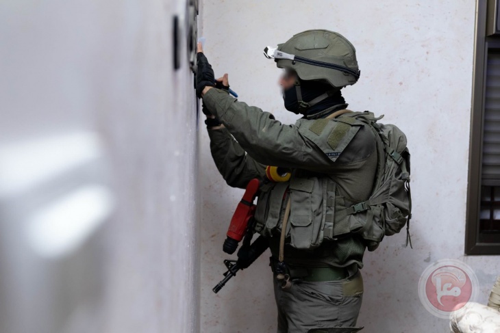 The occupation army takes measurements of two homes for prisoner Mahmoud Al-Qawasmeh in Hebron