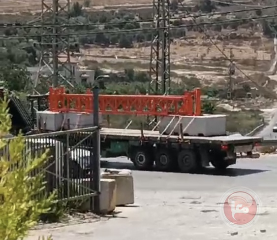 الاحتلال يضع بوابة حديدية على مدخل الخليل الشمالي &quot;جسر حلحول&quot;