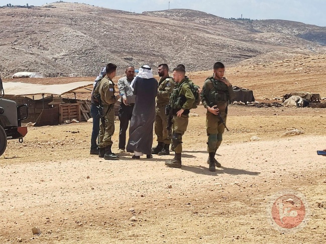 The occupation storms the gathering of Wadi Al-Siq and assaults the people