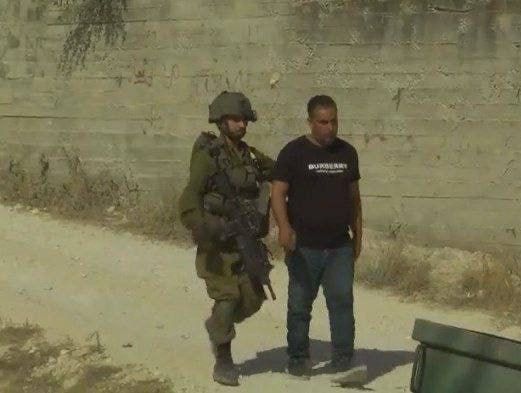 The occupation arrests the father of the “accused”  Carrying out a ramming operation south of Hebron