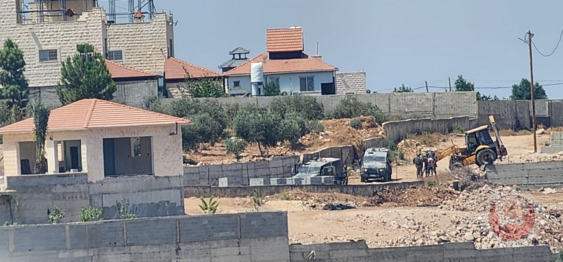 The occupation confiscates a bulldozer in Qarawat Bani Hassan, west of Salfit