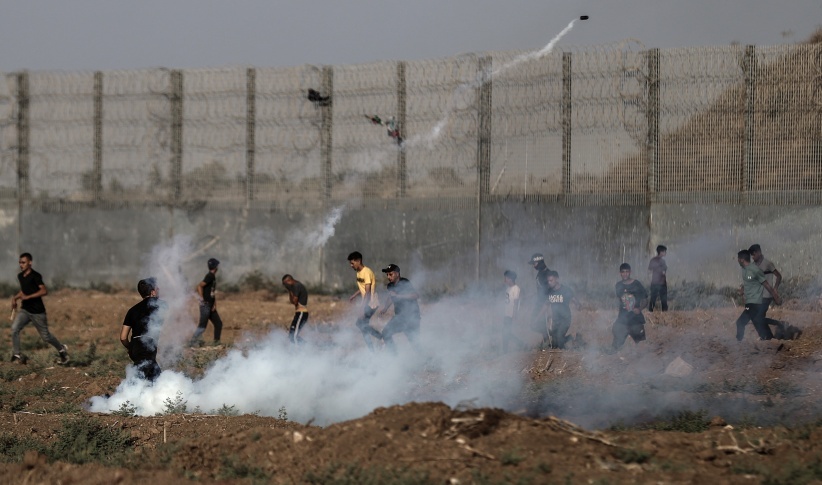 Confrontations between young men and occupation forces east of Gaza and Rafah