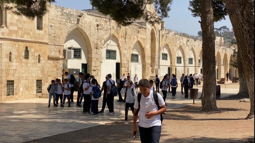 Confiscation of “Palestinian curriculum books”  From students of Al-Aqsa Sharia schools
