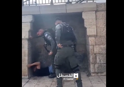 The occupation assaults a young man and arrests him near Damascus Gate in Jerusalem