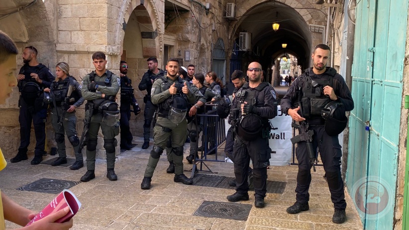 The occupation arrests 3 citizens near Bab al-Silsilah