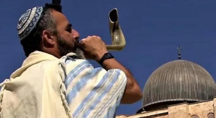 A settler blows the “Shofar” trumpet.  Inside Al-Aqsa