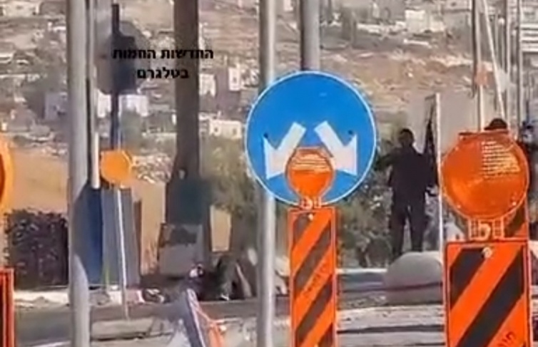 For allegedly carrying out a stabbing attack, the occupation forces shoot a young man at the Mazmoria checkpoint
