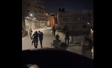 The occupation arrests a citizen from Al-Eizariya and seizes camera recordings