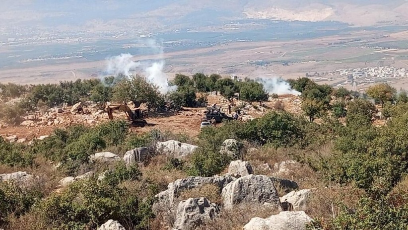 The occupation fires sound bombs towards a Lebanese army vehicle