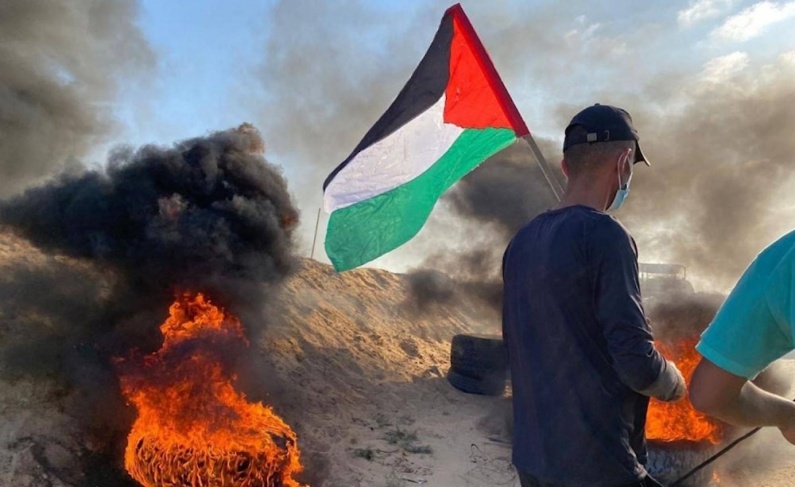 إعلام إسرائيلي: فلسطينيون تجاوزوا السياج مع غزة وأحرقوا نقطة قنص عسكرية