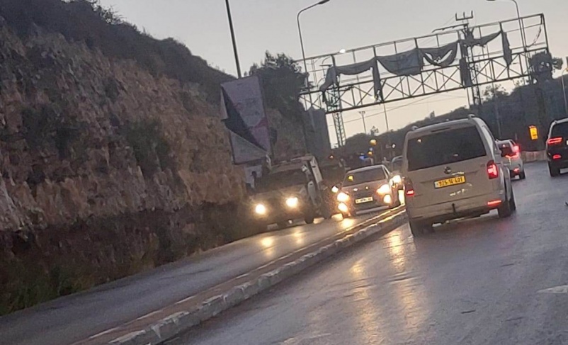 Occupation forces close the southern entrance to Bethlehem with cement cubes