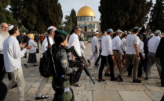 Amidst a siege - 156 settlers storm Al-Aqsa Mosque
