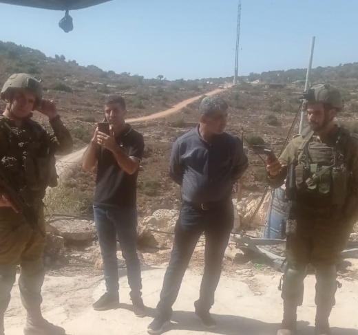 The occupation arrests the mayor of Deir Istiya and his brother while they were participating in the weekly event