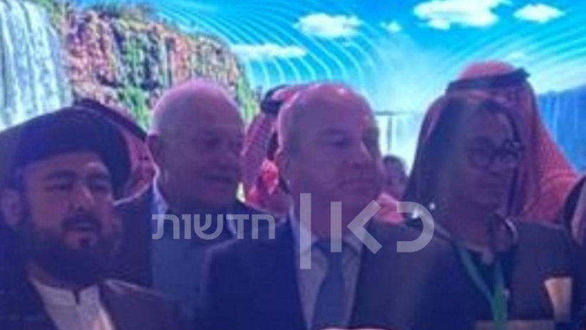 وزير السياحة السوري يعترض على تصوير نظيره الإسرائيلي خلسة إلى جانبه في السعودية؟