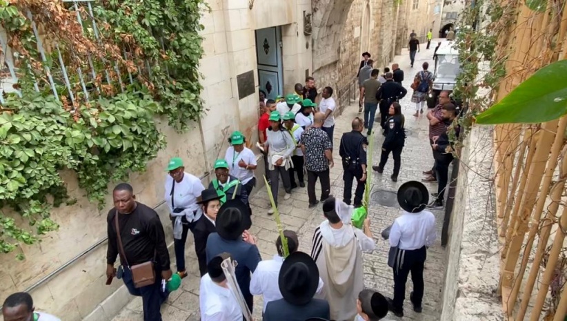 Two settlers spit at Christian pilgrims in Old Jerusalem