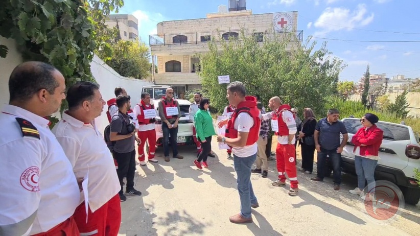 Red Crescent ambulance crews call on the Red Cross to protect them