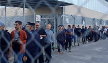 Israel cancels the permits of Gaza workers and detains hundreds of them in a camp in the West Bank
