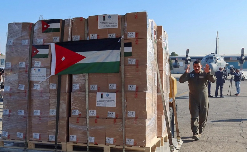Sending the eighth batch of Palestinian aid to the Al-Auja crossing