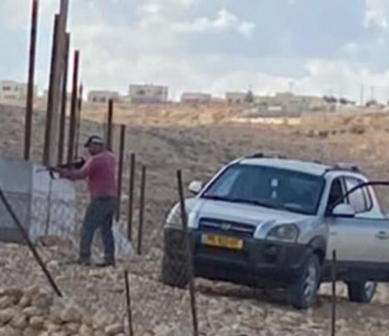 Settlers attack citizens south of Hebron, and one of them threatens to kill a family