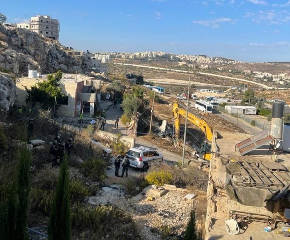 Despite the siege - the occupation municipality demolishes 4 apartments and a commercial facility in Jerusalem