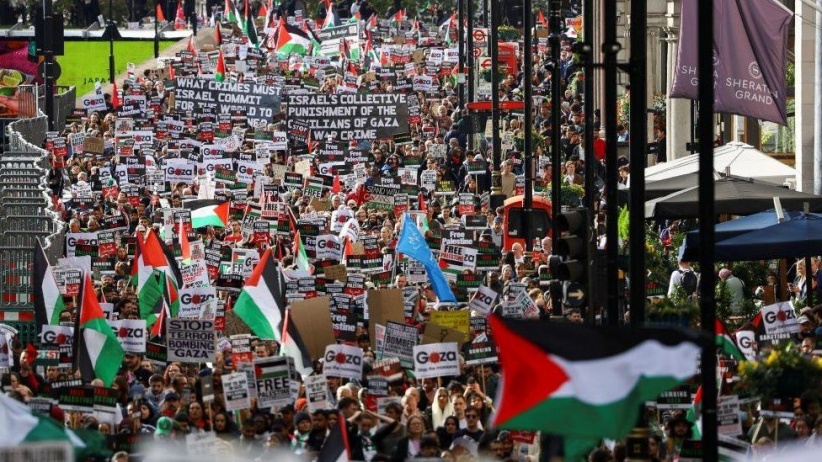 Britain.. More than 100,000 participate in a march in support of Palestine (photos)