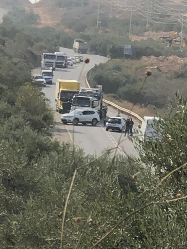 A settler causes a traffic accident and opens fire near Marda