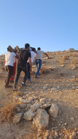 They injured a number of them. Settlers attack citizens south of Hebron