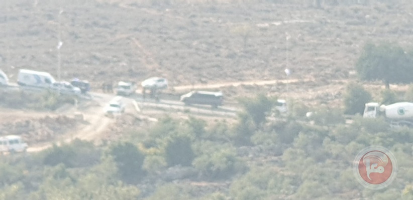 Settlers attack olive pickers in Derastiya