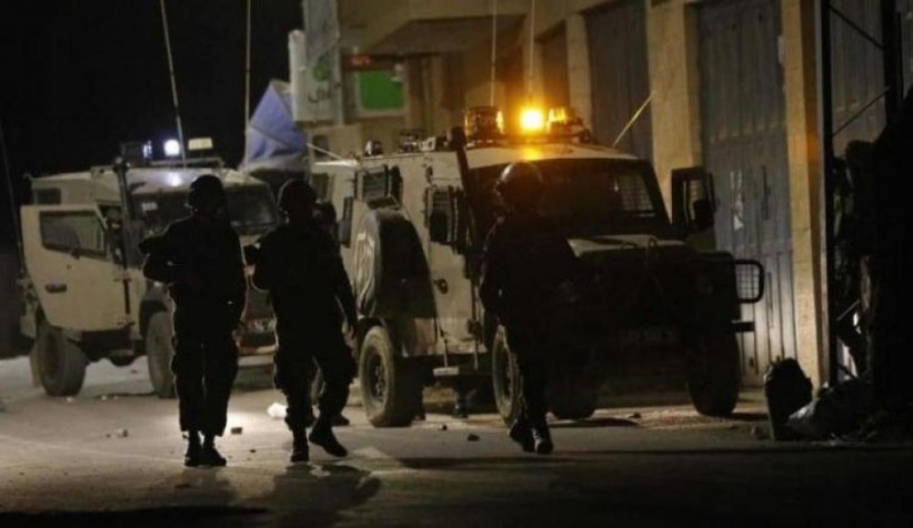 Jericho: The occupation raids a number of homes and detains a citizen and a woman in the village of Fasayel