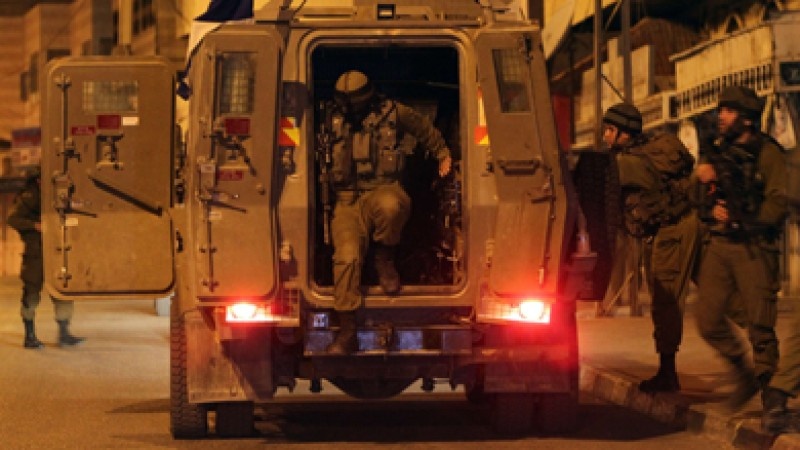 الاحتلال يعتقل 21 مواطنا من سعير والشيوخ