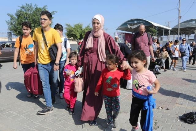 To leave dual nationals, Egypt continues to open the Rafah crossing to transport the wounded and bring in humanitarian aid