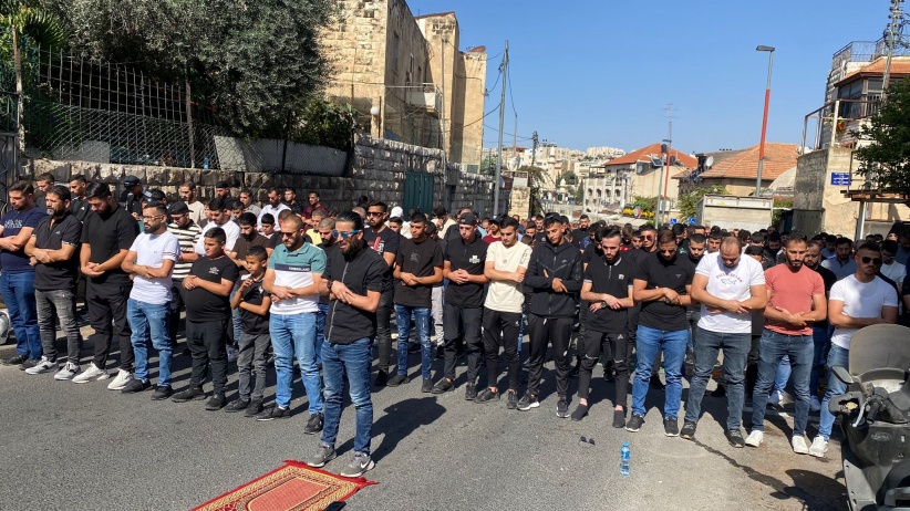 Prayers on the asphalt while Al-Aqsa is devoid of worshipers (photos)