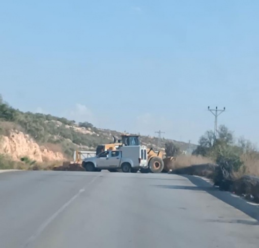 The occupation forces close the northern entrance to Salfit with earth mounds