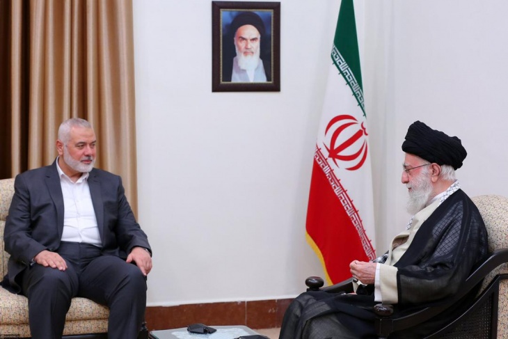 Khamenei meets Haniyeh in Tehran and confirms: “The crimes of the occupation are sponsored by America.”