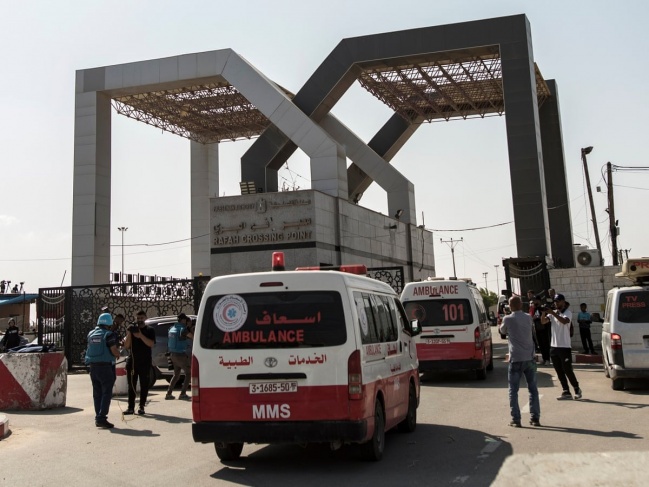 The entry of 17 wounded people from Gaza into Egypt