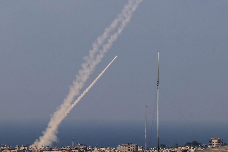 The resistance bombs Israeli sites and towns, and Al-Qassam targets the “Ra’im” base.