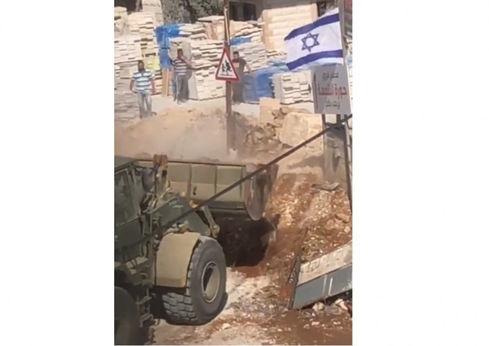 The occupation closes the entrance to Jourat Al-Shamaa, south of Bethlehem