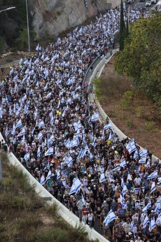 Thousands of Israelis demonstrate in front of Netanyahu's office
