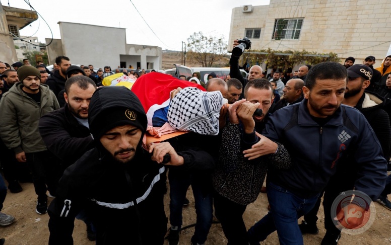 Residents of the town of Beit Ula mourn the body of the martyr Muhammad Al-Sarhin