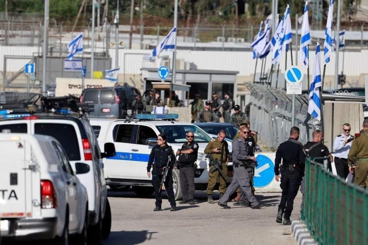 "Prison Service"  Transferring 42 Palestinian prisoners to Ofer