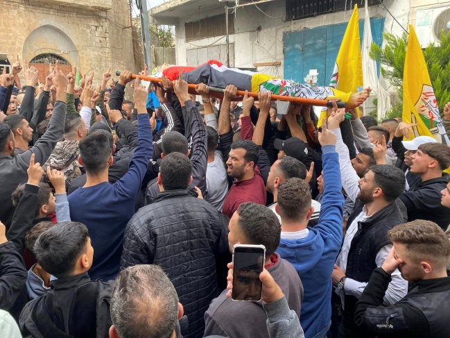 جماهير غفيرة في جنين تشيع جثمان الشهيد الطبيب شامخ أبو الرب 