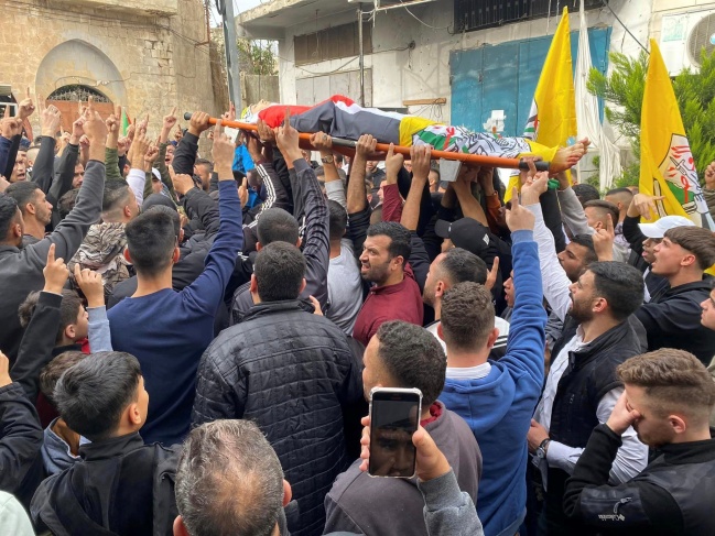 Huge crowds in Jenin mourn the body of the martyr, doctor Shamekh Abu Al-Rub
