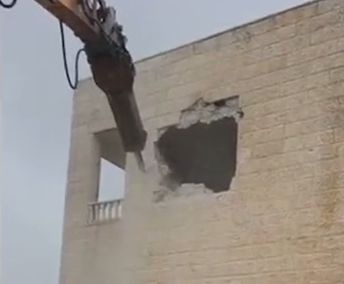 Beit Hanina - The occupation municipality forces a Jerusalemite to demolish his house with his own hands