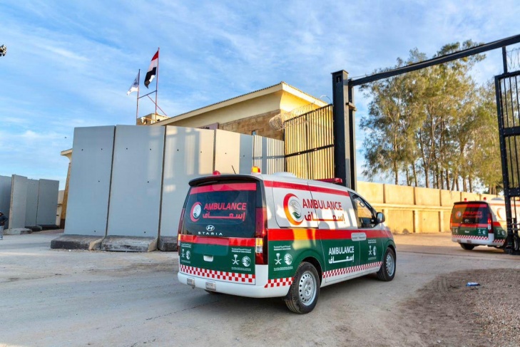 14 ambulances enter the Gaza Strip