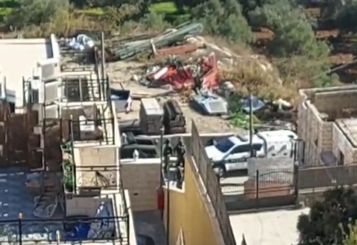 Watch - The occupation army storms the homes of the family of the perpetrators of the Jerusalem operation